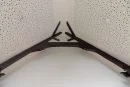 Detail: die alten Dachbalken vor den gelochten Akustikplatten der neuen Decke