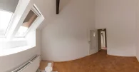 Fertiges Büro mit neuem Dachflächenfenster, Blick durch die offene Tür in den Flur