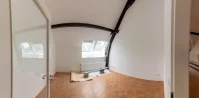 Büro unter der Dachschräge mit Dachflächenfenster und neuem Heizkörper