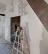 Neu abgeteilter Raum mit Türöffnung, ein Balken des Dachstuhls bleibt sichtbar