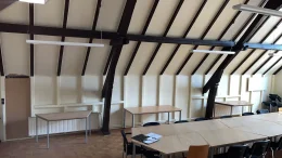Bestand: Kniestockwand mit Heizkörpern und Ablagetischen