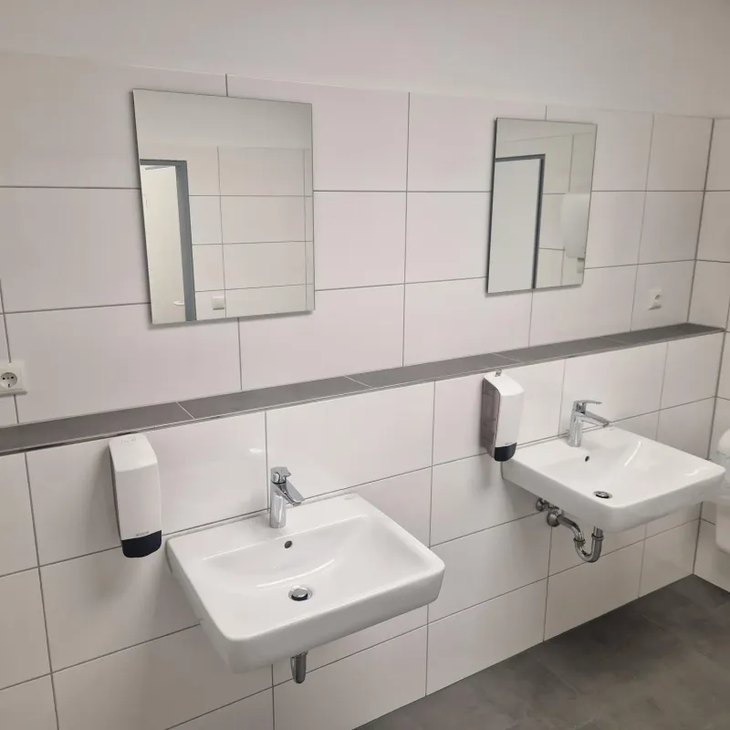Komplettsanierung der Sozialräume der Oleon GmbH in Emmerich – 400 m² Fliesen, LED-Panel-Beleuchtung und neue Sanitärkerne im Industrieumfeld